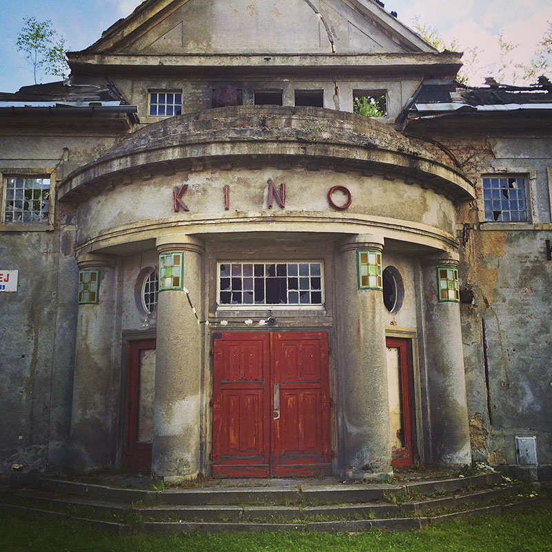 Muss mal mächtig was los gewesen sein, zu Zeiten des Kalten Krieges. Selbst über ein Kino verfügte Mikulášovice dereinst. Doch heute – wie vieles in dieser Ortschaft – nur noch Ruine.