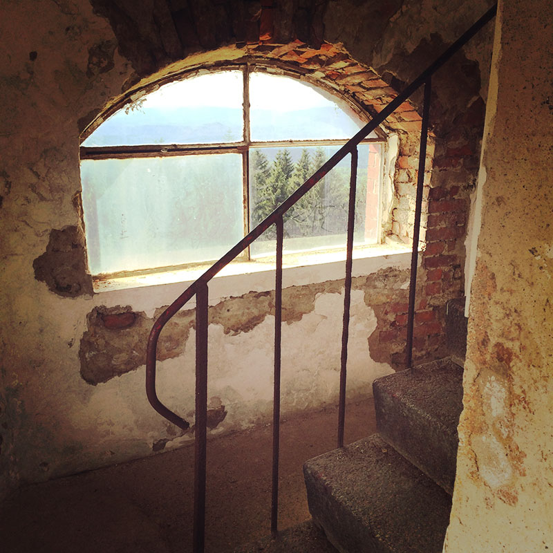 Auf dem Tanečnice steht ein Aussichtsturm, der zwar schon bessere Zeiten gesehen hat, aber von welchem man einen unglaublichen Ausblick bis weit hinein ins Isergebirge (und bei Glück sogar ins Riesengebirge) hat. Fantastitsch!