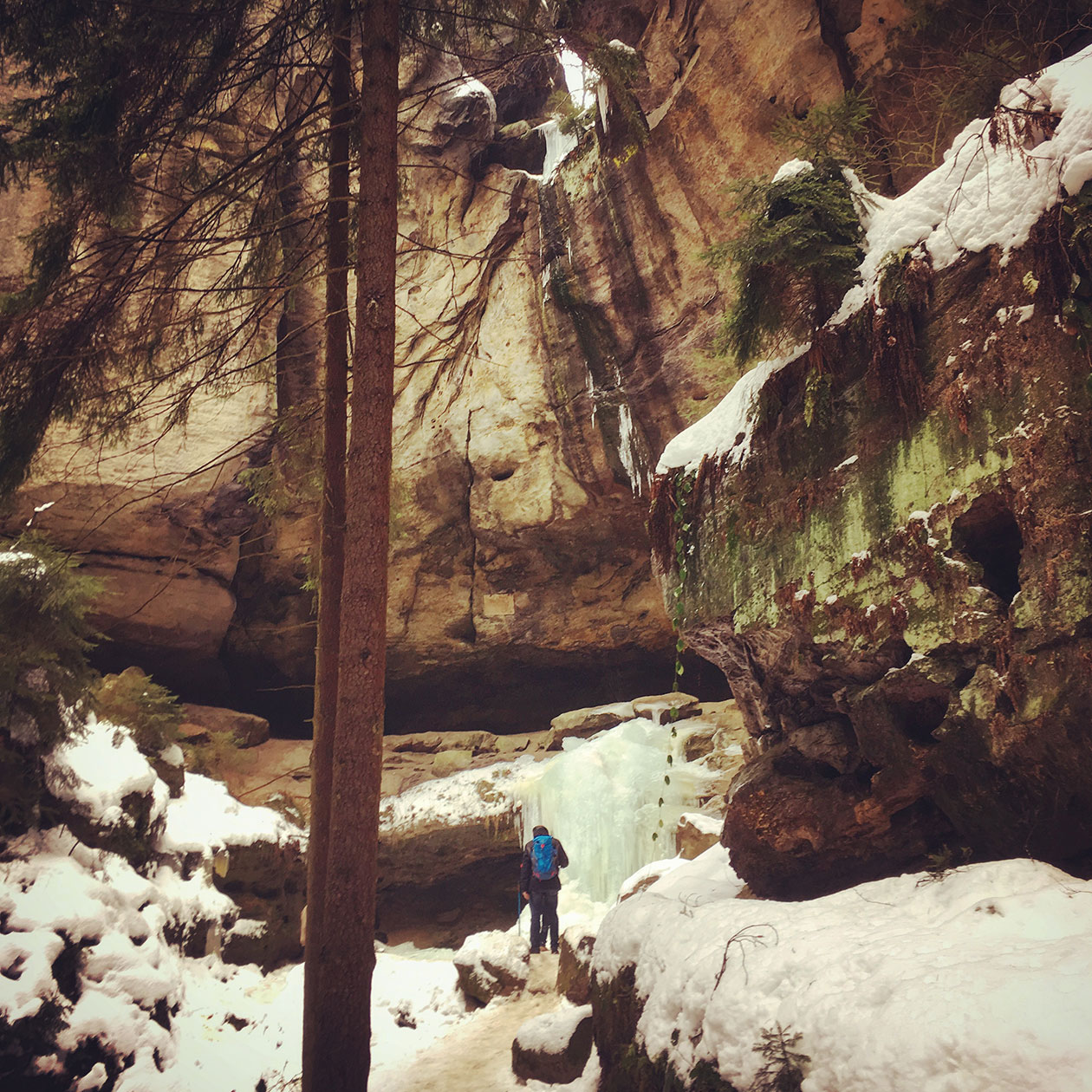 Leider kein gefrorener Wasserfall aber dafür jede Menge Eisschollen: in der Gautschgrotte