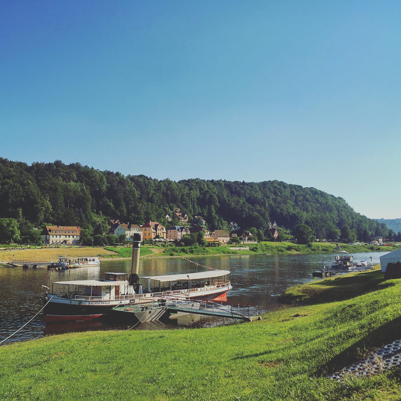 Entlang der Elbe – oder etwas oberhalb des Steinbruchwegs – findet man genug Möglichkeiten, sich abzukühlen. Seit einigen Jahren lädt sie wieder zum vergnüglichen Bade.