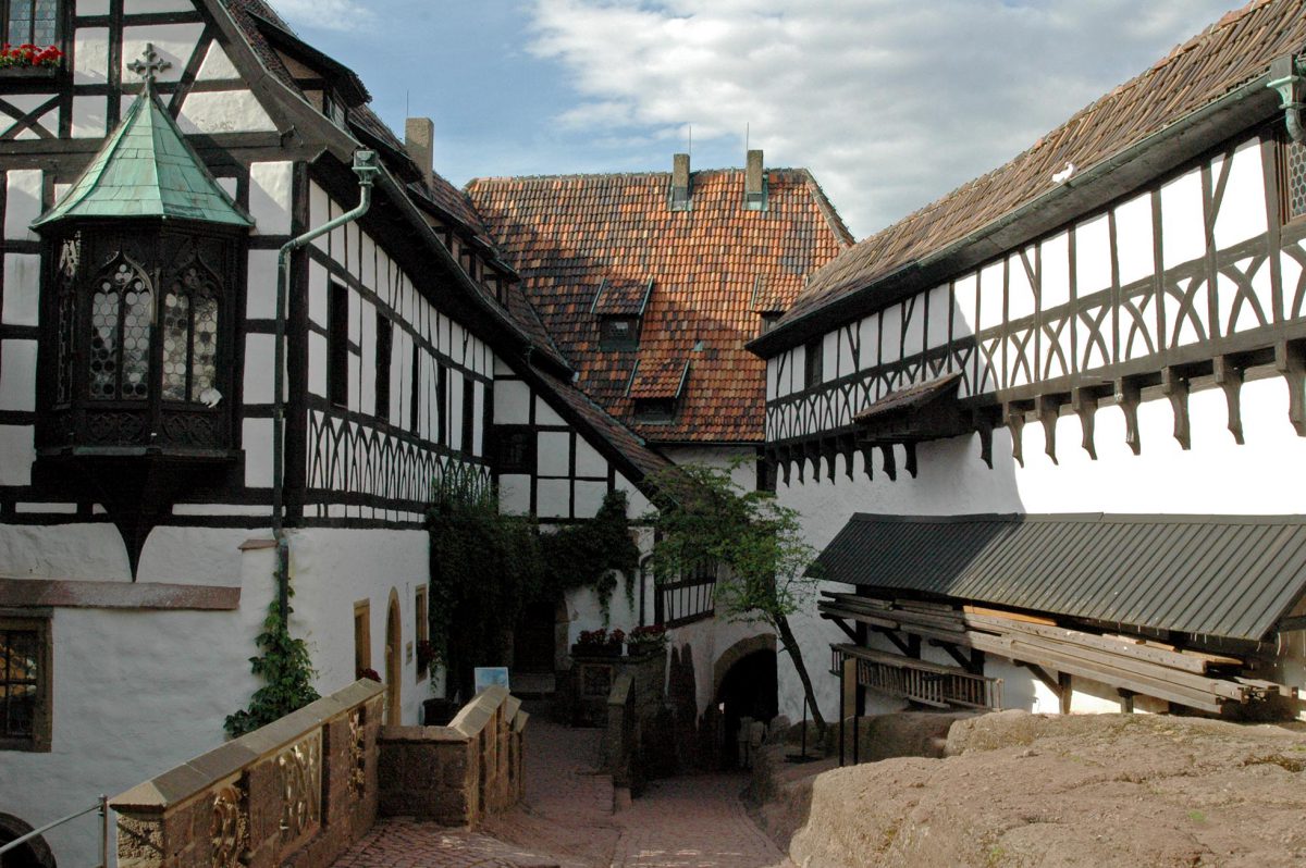Schön mittelalterlich auf so einer Burg. Als Abschluss der 5-tägigen Wanderung genau das Richtige. In die andere Richtung gelaufen gäbe es nur Bäume und einen Fluß.