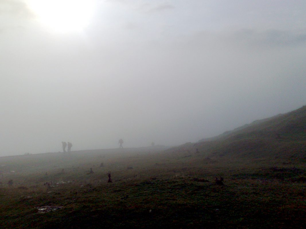 Im Nebel geht es über den Gebirgspass der Pyrenäen