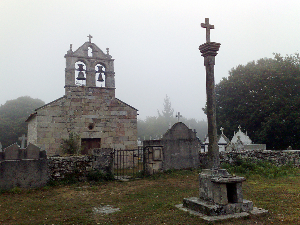 Immer wieder durchquert der Camino kleinere Ortschaften. Allesamt mit Kirche bzw. Kapelle und Friedhof. Hier mal zusammen, woanders getrennt.