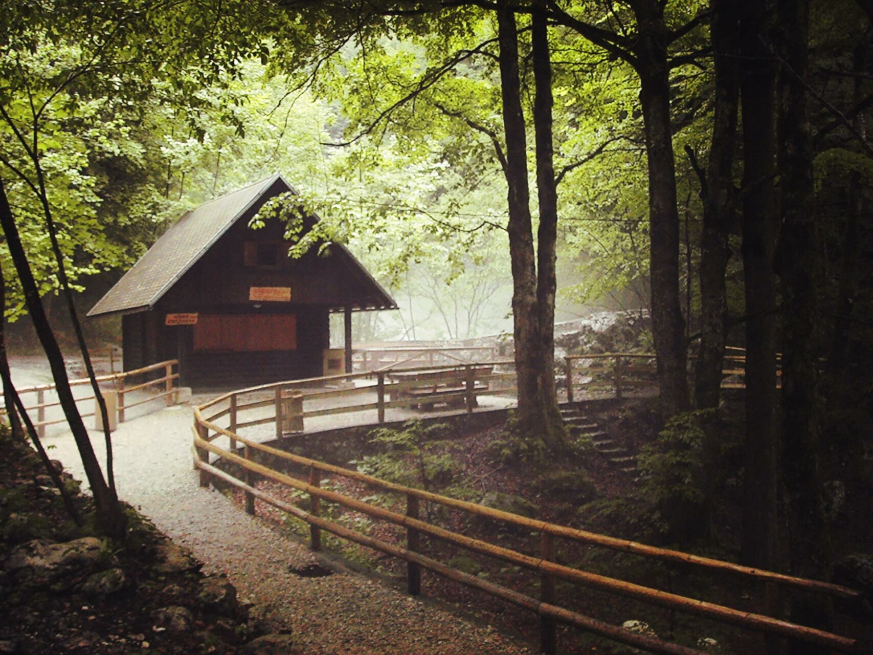 Im dichten Nebel erkennen wir erst im letzten Moment, was sich vor uns befindet. Doch zum Trost: das Kassenhäuschen war unbesetzt.