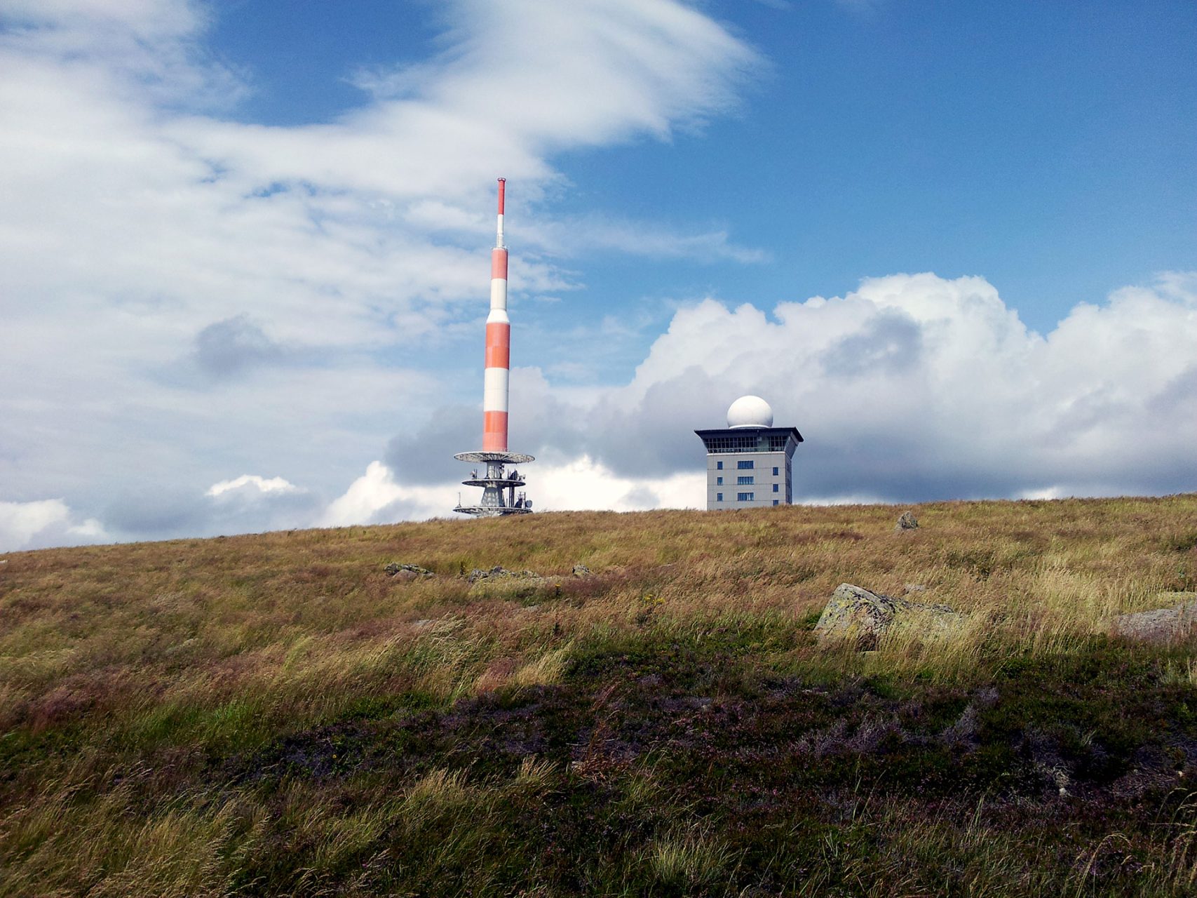 Fernsichten rundherum gibt es auf dem Gipfel des Brocken. Und jede Menge Menschen.