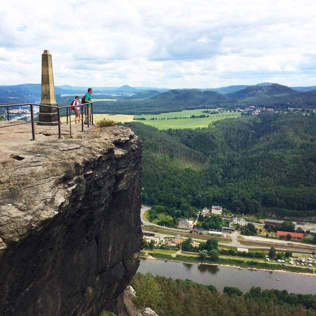 An der Postsäule des Liliensteins geht es mal schlappe 100 Meter nach unten. Gut festhalten ist da angesagt.