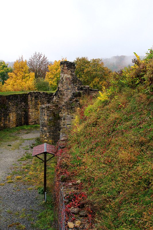 Wieder ans Tageslicht beförderte Zeitzeugen vergangener Jahrhunderte: der innere Ring der Wallanlage.