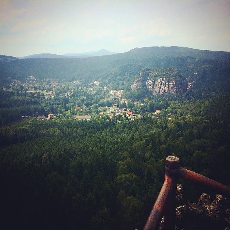 Auf dem Gipfel der Brandhöhe (596m) sieht man endlich, was die Oybin Aussicht versprach: den Sandsteinfelsen und gleichnamigen Kurort. Ich wäre ja für eine Umbenennung.