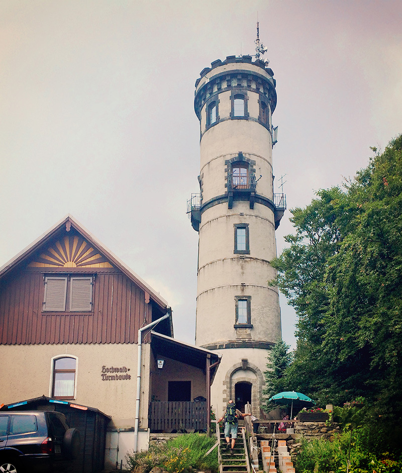 Direkt an der Grenze zu Tschechien befindet sich der Hochwald, mit 744m der zweithöchste Berg des Zittauer Gebirges.