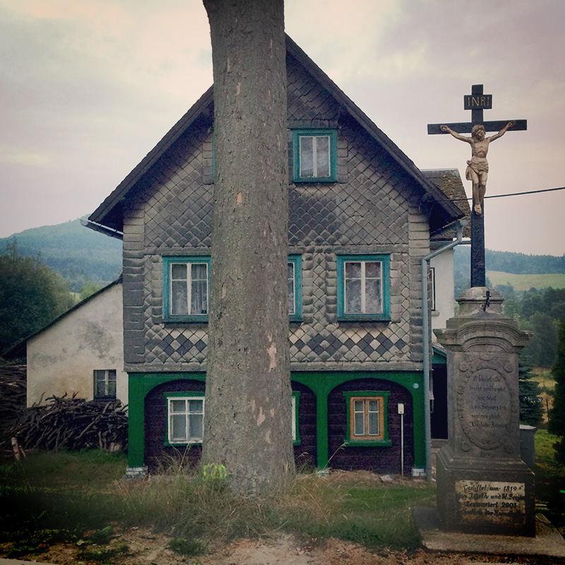 Man mag meinen, die Zeit wäre stehen geblieben im kleinen Grenzstädtchen Krompach. Genau so habe ich das nahe Grenzland in Tschechien aus meiner Kindheit in Erinnerung.