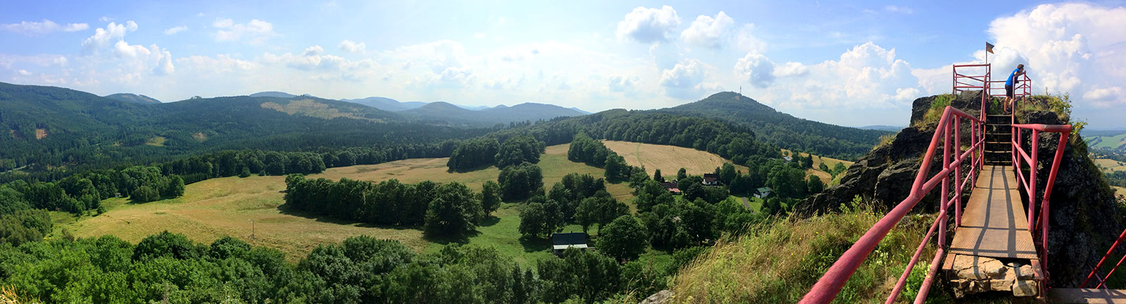 Auf dem Tolštejn begegnen uns die Reste aus fast 700-jähriger Geschichte. Und natürlich eine wahnsinnig schöne Aussicht ins Lausitzer Gebirge und auch den nächsten Gipfel: den Jedlová.