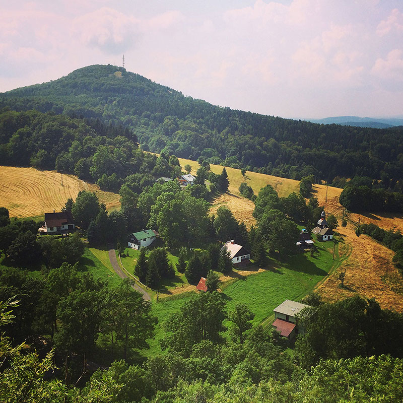 Das Schöne am Wandern ist die philosophische Nähe zum Leben: es geht immer bergauf und ab. Stets haben wir das nächste Tal genauso vor Augen, wie den nächsten Gipfel. Hier: den Jedlová.