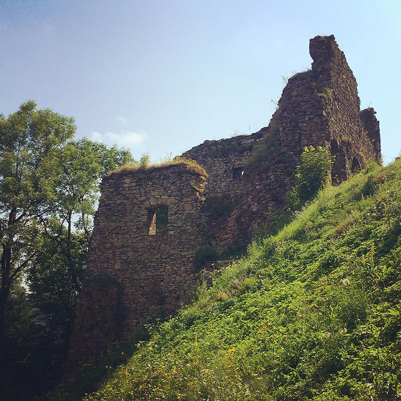 Die Burg auf dem Tolštejn beherbergte so manches: Adel, Ritter, Diebe. Und heute eben Touristen.