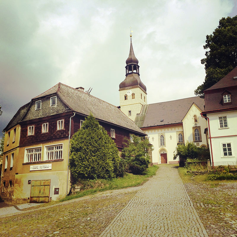 Die Kirche in Chřibská hat auch schon bessere Zeiten gesehen. Aber zumindest von außen verspricht sie, was sie im Innern nicht hält.
