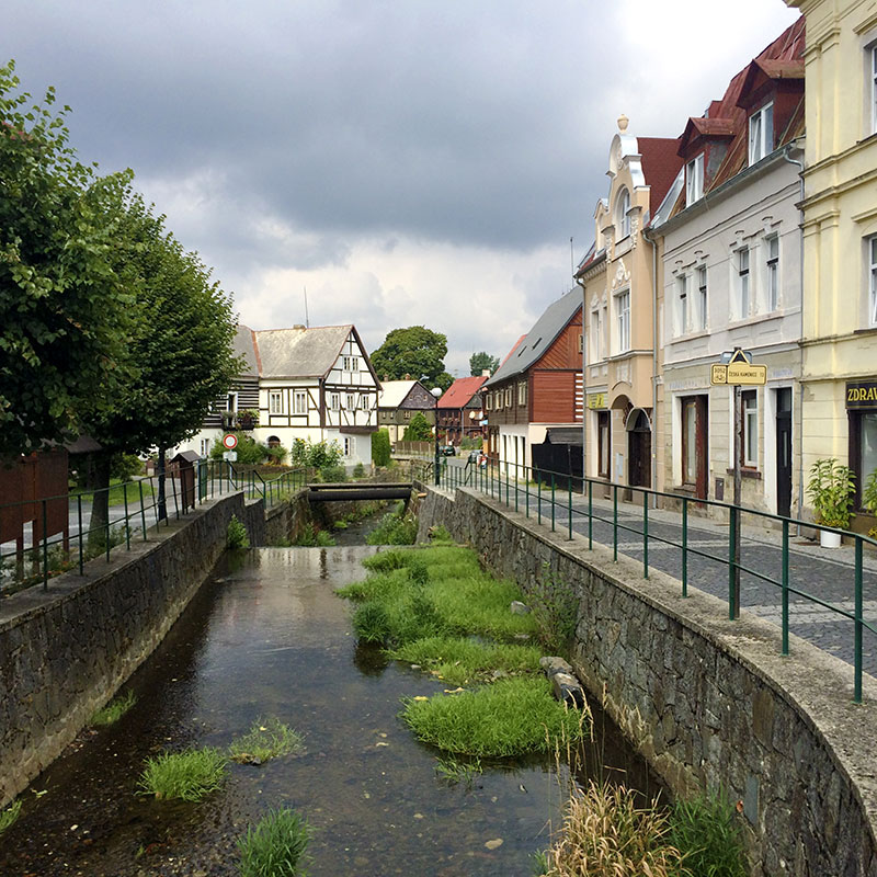 Zuweilen verschlafen, ja fast idyllisch wirkt das kleine Örtchen Chřibská. Wenn da nicht die Fernverkehrsstraße 100 Meter weiter wäre.