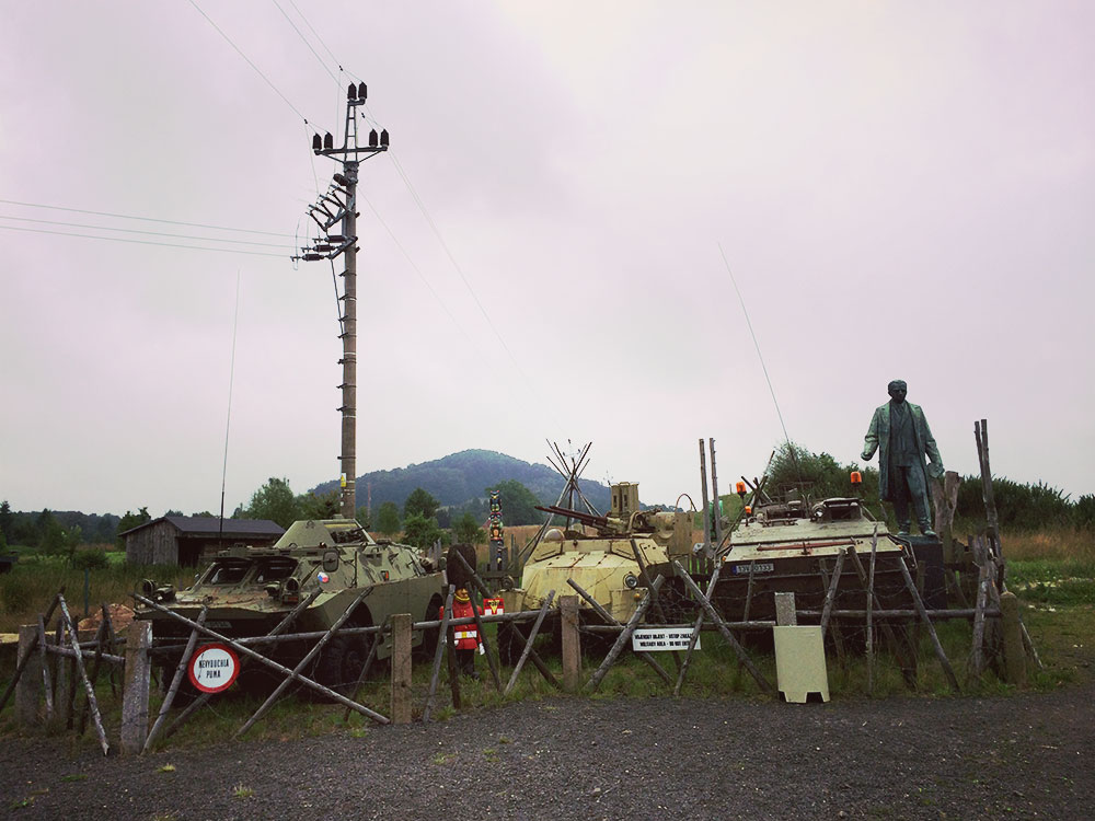 In Doubice wird auch heute noch die Tradition der vielen Kriege hochgehalten. In einem kostenlosen Open-Air-Museum mischt sich Panzer mit Kunst, Kitsch mit Geschichte. Mal was ganz anderes.