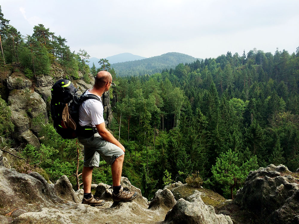 Auf dem Gipfel des Jedlina werfen wir einen wehmütigen Blick zurück. Alle drei Berge, die hier sichtbar, sind von uns erwandert worden. Hurra!
