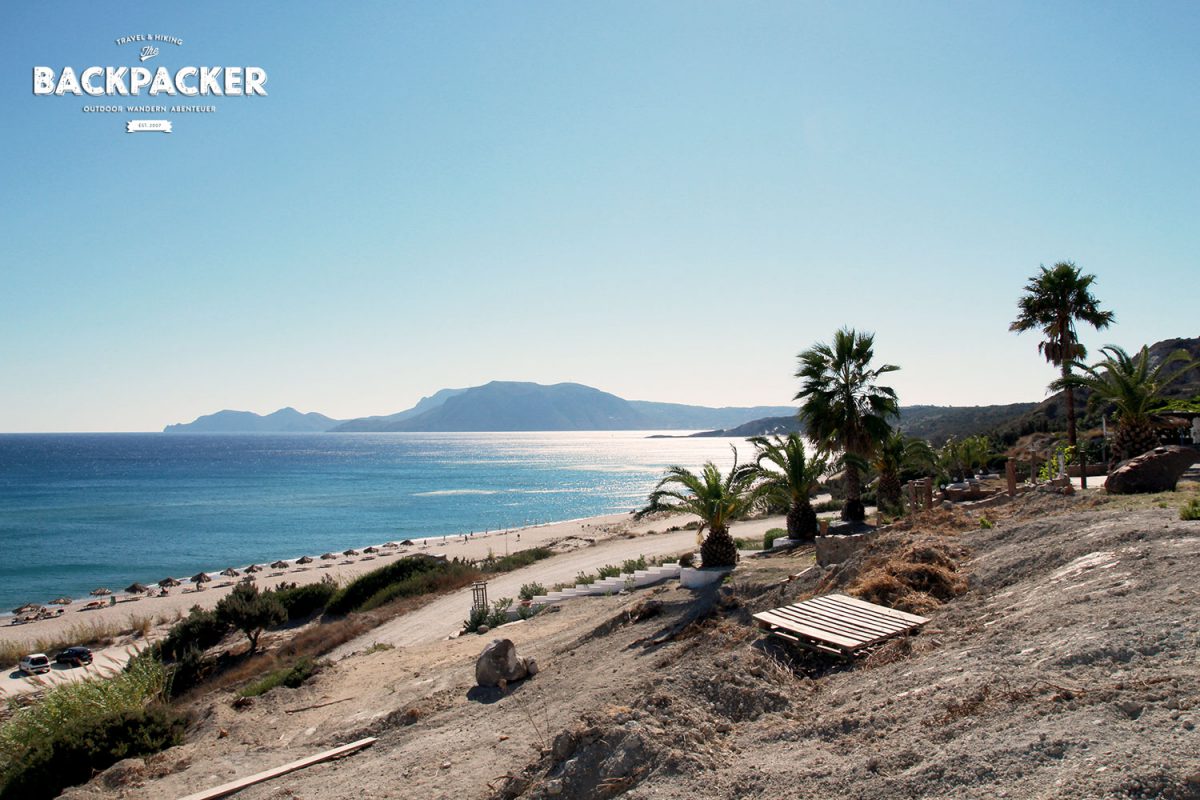 Der Sunny Beach lockt mit glasklarem Wasser und einem schattigen Plätzchen oberhalb, wo es Snacks und Getränke gibt.