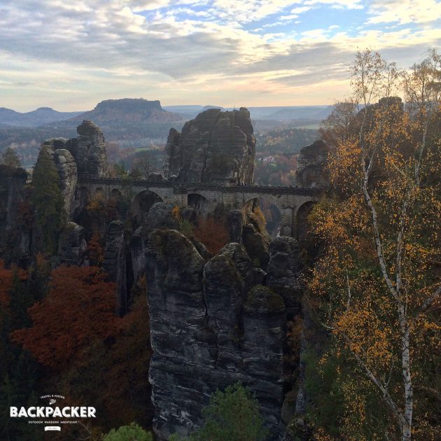 Die über die Felsen laufende Basteibrücke. Im Hintergrund der Lilienstein.