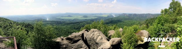 Rechts Sachsen und die Schrammsteine, links Böhmen und das tschechische Hinterland. Unmittelbar in Grenznähe zeigt sich die Elbe bei Schmilka.