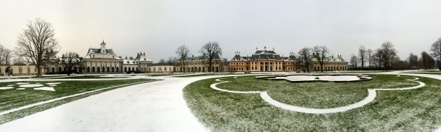 Panorama des Südflügels, direkt dahinter fließt die Elbe. Mal Segen, mal Fluch.