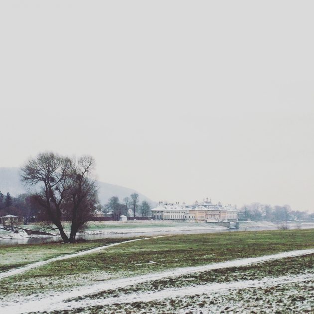 Wie vergessen und abseits liegt das Schloss Pillnitz direkt an der Elbe.