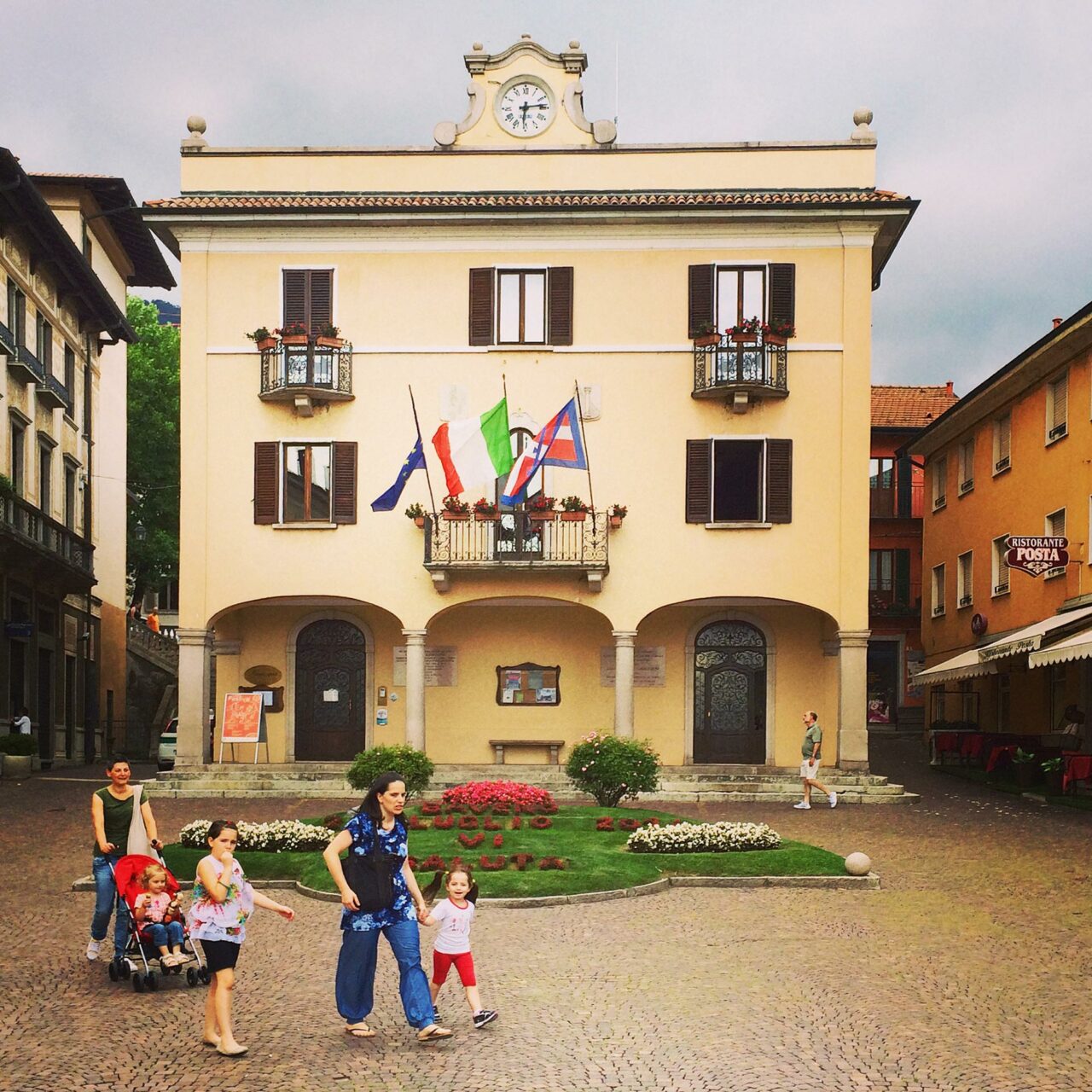 Von Café zu Café am westlichen Ufer des Lago Maggiore vorbei am Rathaus von Baveno