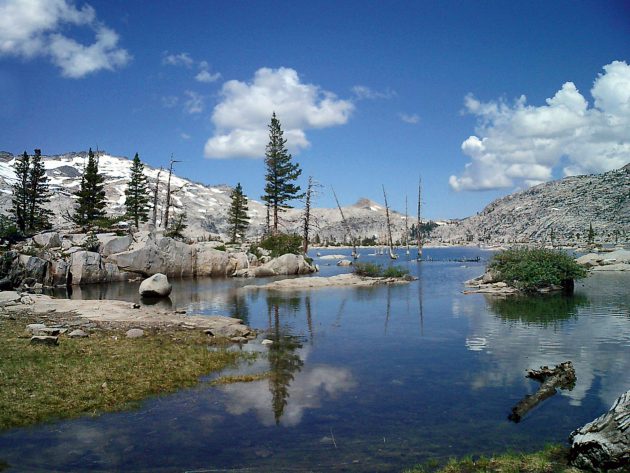 Der flache Lake Aloha in der Desolation Wilderness in Kalifornien ist ein künstlich angelegter Stausee. © Christine Thürmer, Malik Verlag