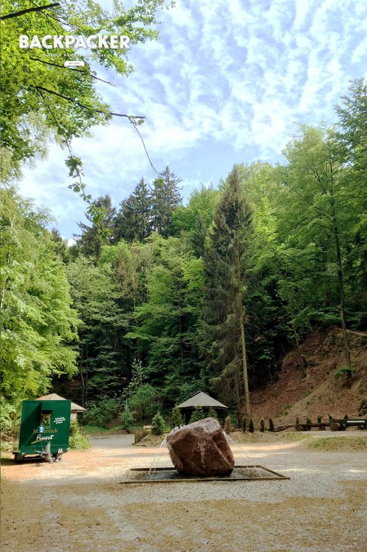 Kurz bevor es zum Hermannsdenkmal hinaufgeht steht dieser Brunnen. Schön anzusehen, aber irgendwie komisch.
