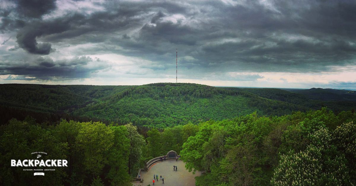 Der Blick vom Hermannsdenkmal über den Teutoburger Wald ist schier schnörkellos. Und schön.