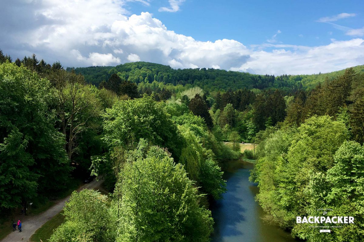 Ausblicke gibt es genug im Teutoburger Wald. Nur Höhenangst darf man keine haben. Zwar sind die Stiegen gut gesichert, aber eben nur mittels Geländerstreben in den Stein geschlagen.