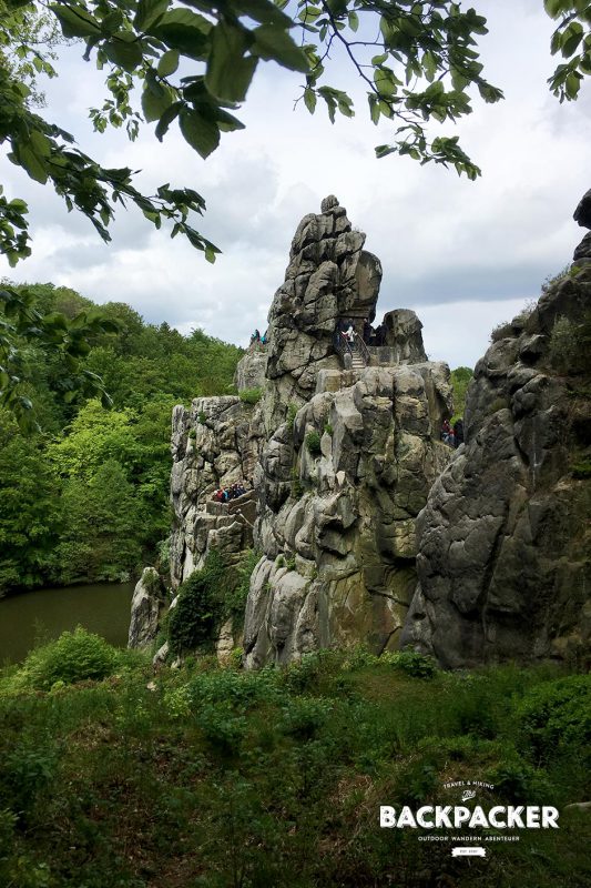 Ein wehmütiger Blick zurück: Nach Umrundung der Externsteine geht es weiter auf dem Hermannsweg.