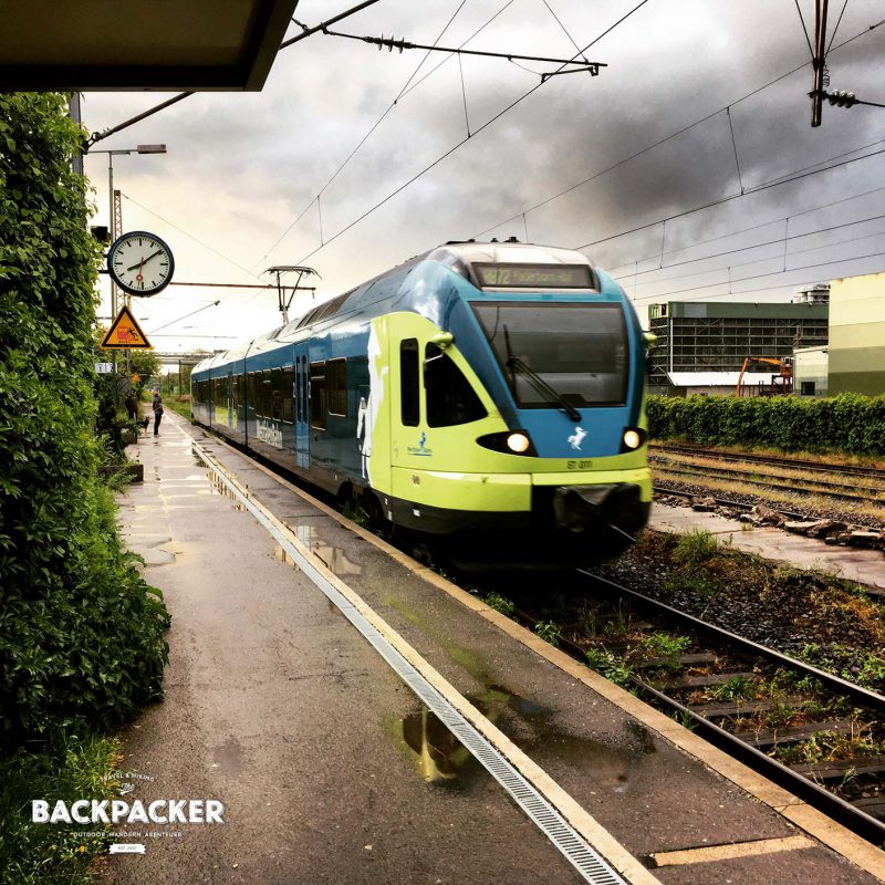 Einfahrt erhält der Regionalzug von Horn-Bad Meinberg nach Bielefeld. Zwischen Regenbogen und Sonnenuntergang beschließe ich meine Wanderung doch etwas wehmütig.