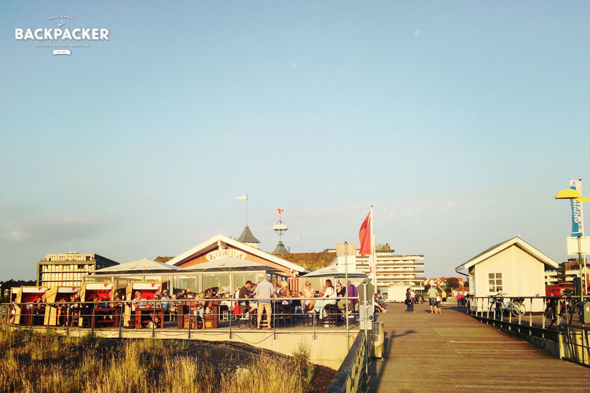 Eines der besten Plätze für den Sonnenuntergang in St. Peter-Ording. Und schmecken tut es auch noch.