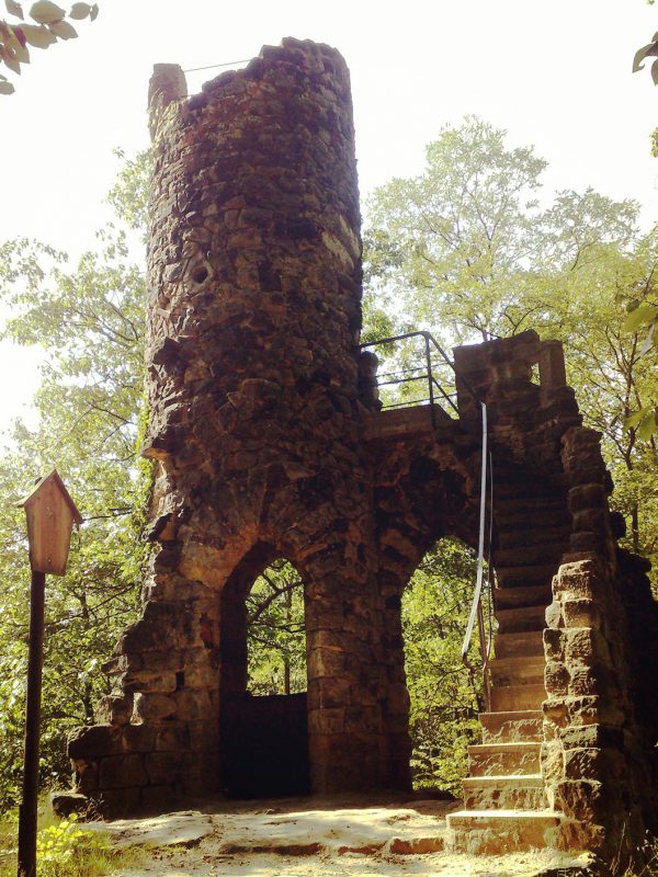 Das alte Schloss von Bad Schandau. Außer dieser Turmruine ist leider nichts mehr zu sehen. Entweder hat hier der Zahn der Zeit seine Spuren hinterlassen oder arme Bauern haben gründliche Arbeit geleistet. Auf zur Revolution!