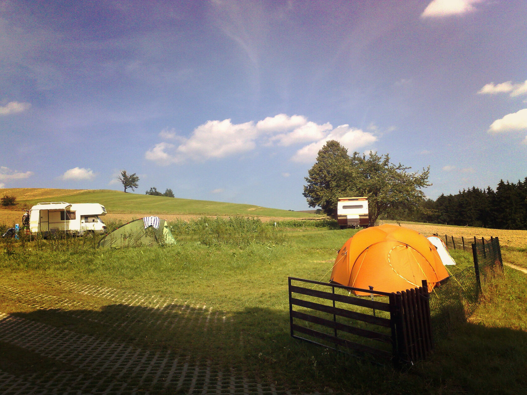 Nicht vorenthalten möchte ich den neuen Zeltplatz "Kleine Bergoase" am Panoramaweg. Morgens aufwachen und erst mal schauen, ob noch alle Berge da sind. Muß toll sein.