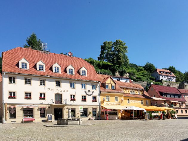 Mit der Fähre vom Bahnhof aus gut zu erreichen, lädt die Stadt Wehlen zum Bummeln und Faulenzen ein.