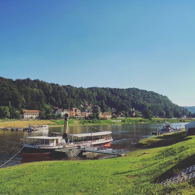 Entlang der Elbe – oder etwas oberhalb des Steinbruchwegs – findet man genug Möglichkeiten, sich abzukühlen. Seit einigen Jahren lädt sie wieder zum vergnüglichen Bade.