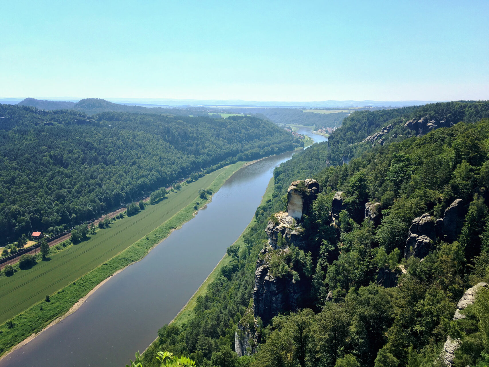 Die Elbe schimmert dunkelblau bei Temperaturen jenseits der 30 Grad. Hochsommerliches Wandern im Elbsandsteingebirge
