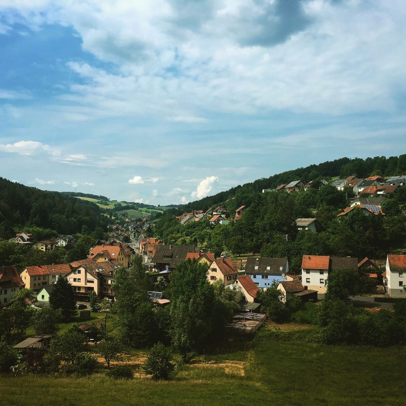 Von der Gruftkapelle verweilen wir mit Blick auf den Ort Mespelbrunn.