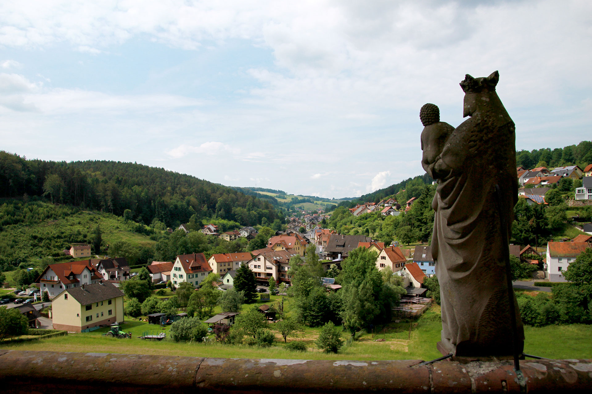 Blick von der Gruftkapelle auf Mespelbrunn
