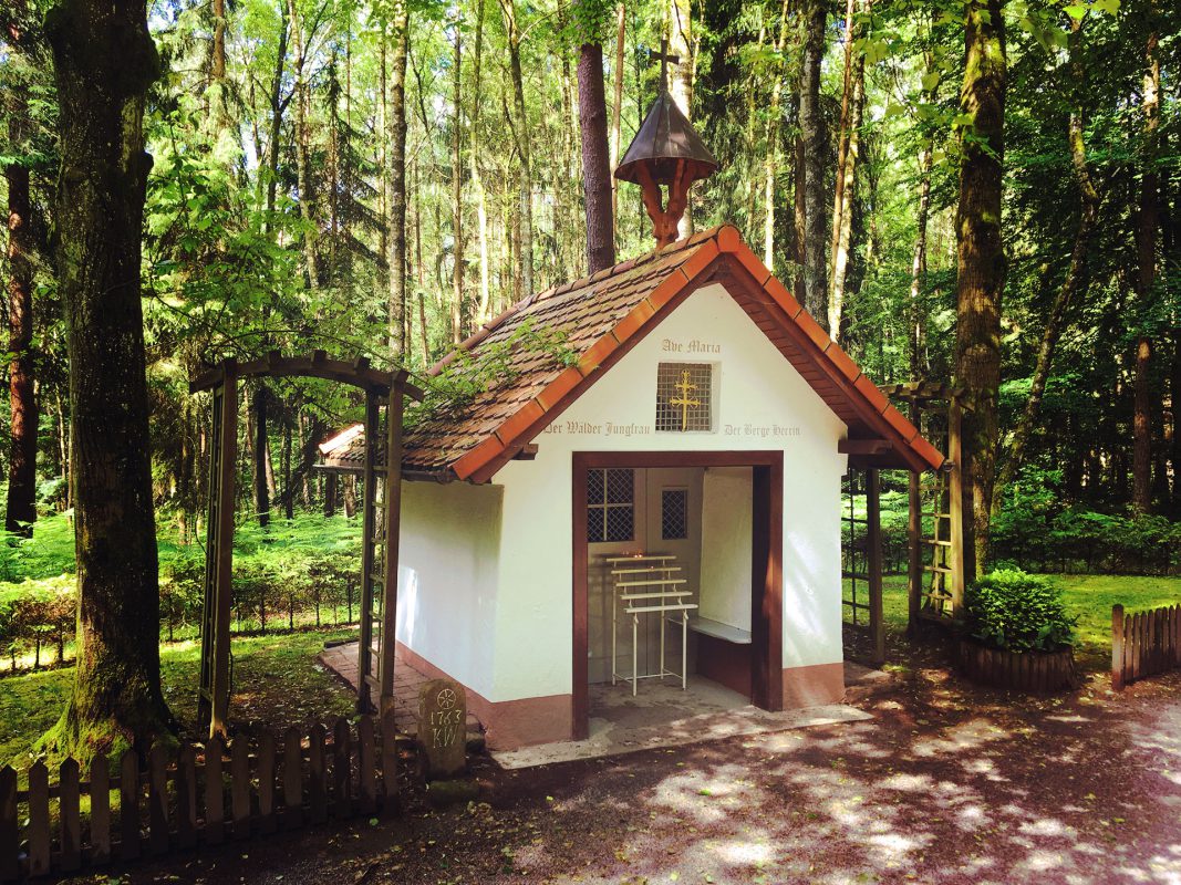Ob sich die Sagen wirklich zugetragen haben oder nur Hirngespinste sind, wird man nie wirklich klären. Dafür bietet die kleine Waldkapelle bei Dammbach genug Ansporn, bei einer besinnlichen Rast darüber nachzudenken.