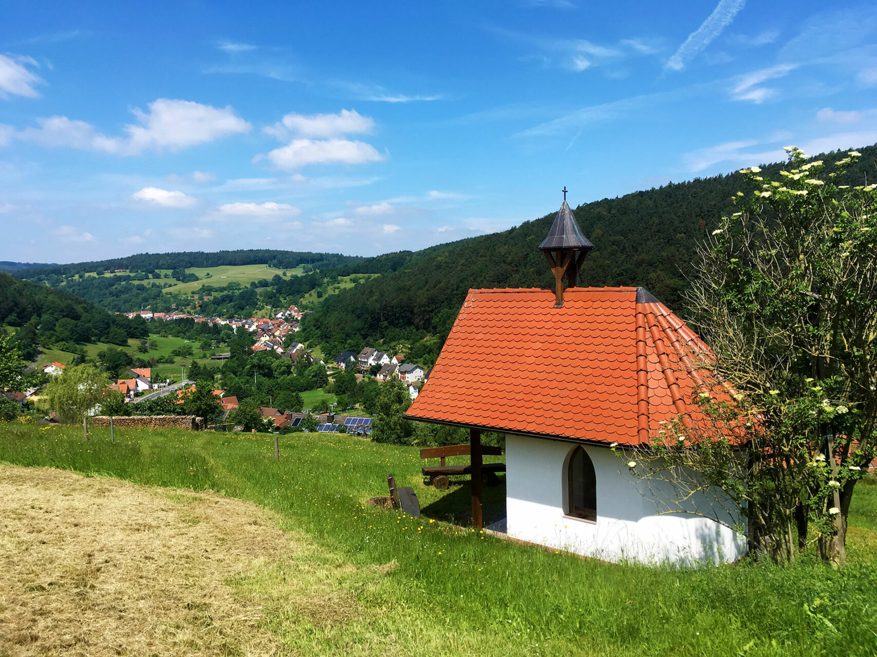 Schattenspender und Rastort in einem: kleine Kapellen am Wegesrand gibt es häufig.