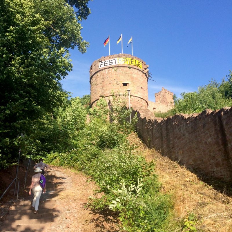 Der Weg hinauf zur Freudenburg ist kein leichter