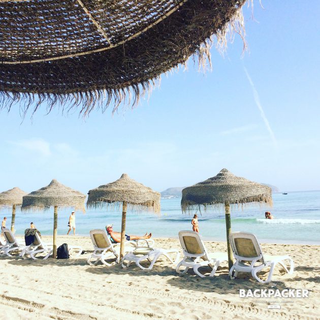 Strand in der langgezogenen Bucht von Alcudia