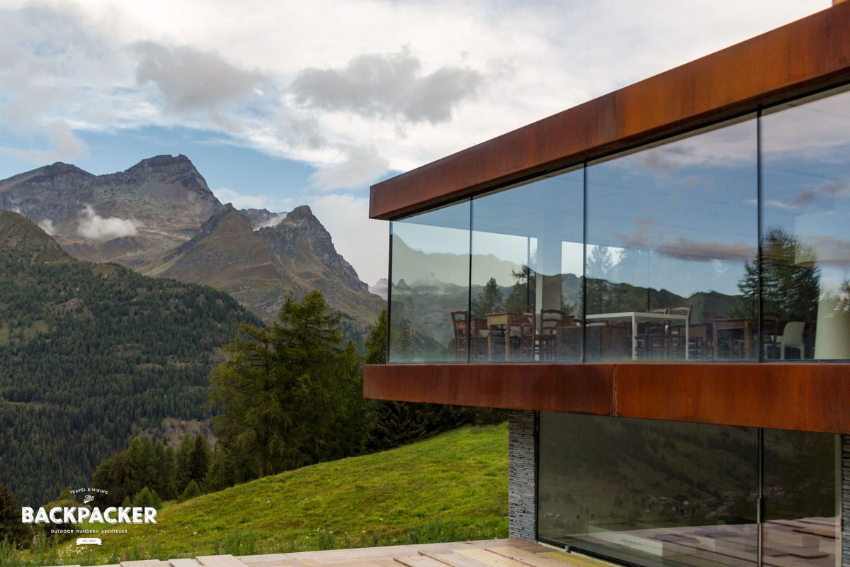 Von der Terrasse des Hotels Cré Forné in Crest genießt man einen atemberaubenden Blick ins Ayastal.