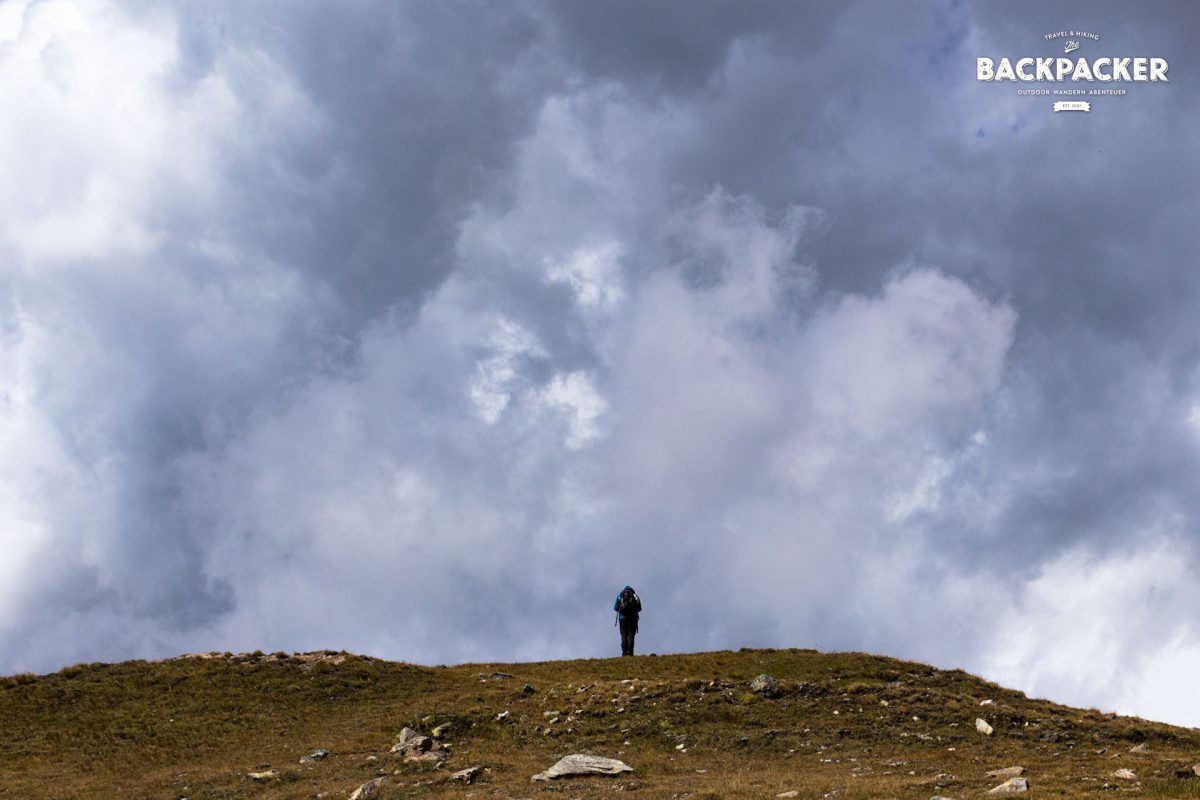 Zuweilen schaffen es ein paar Wolken über die Berghänge