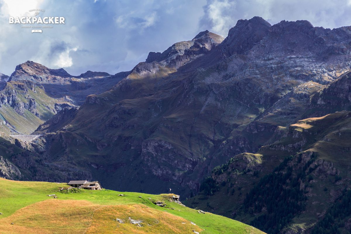 Vom Rifugio Alpenzu geht es an den Hängen steil hinauf. Immer wieder erhasche ich einen Blick auf verlassene Walserhütten.