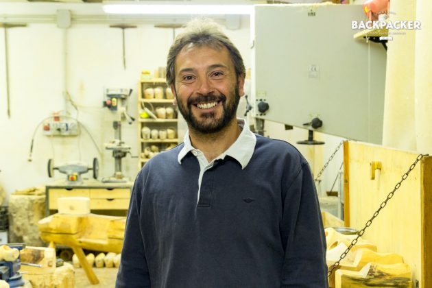 Michel Becquet, Inhaber des Les Sabots d'Ayas, freut sich über jeden Besucher seiner kleinen Werkstatt.