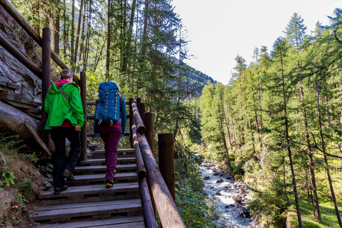 Immer entlang der Doire de Rhême verläuft der Wanderweg bergauf und ab.
